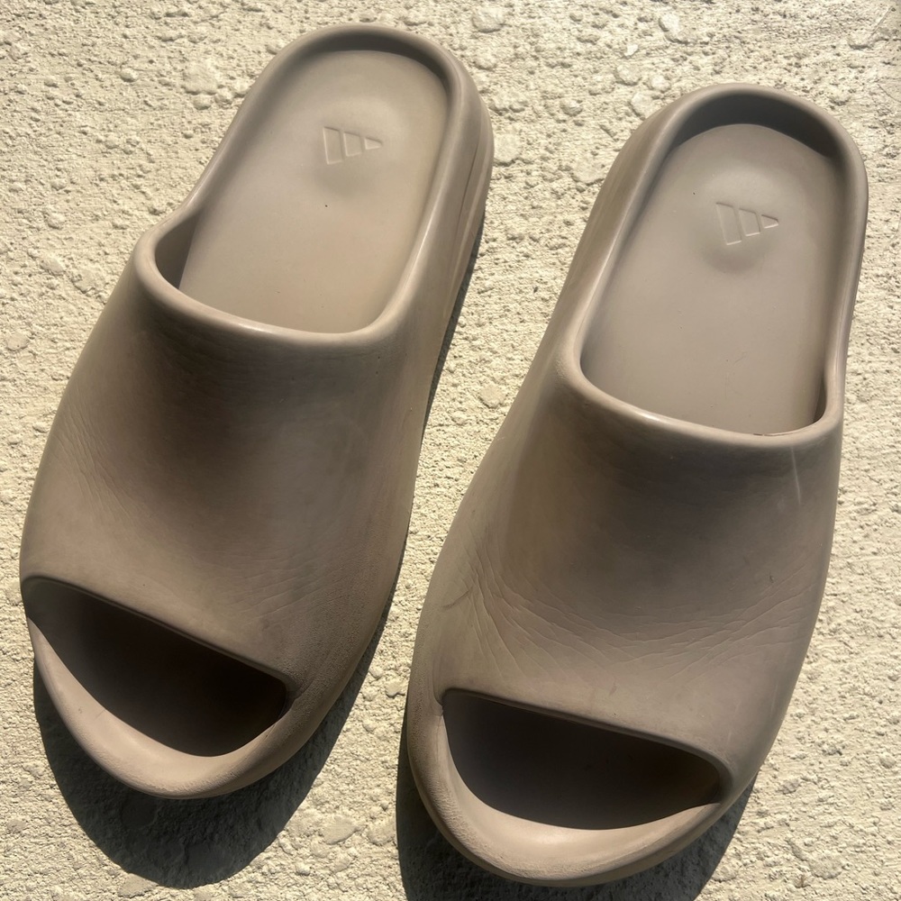YEEZY "Bone (2022 Restock)" slides